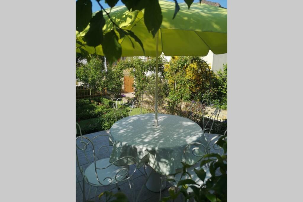 Maison très beau jardin 10 mn a pied centre ville Bayeux proche plages du débarquement Exterior foto